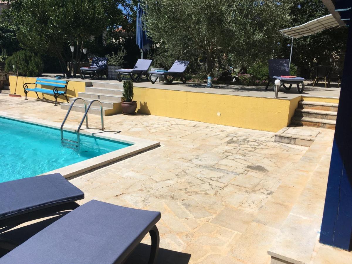 Holiday Home Ava1 With Pool & Holiday Home Ava2 With Whirlpool Baderna المظهر الخارجي الصورة